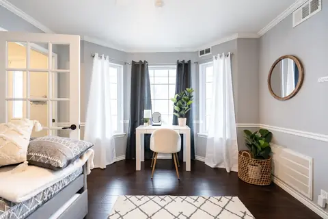 Bay-window sitting room and desk nook with daybed at Quail Creek Manor